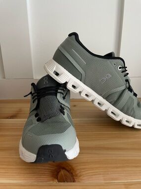 On Running Women’s Mesh Trainers - Sage Green with Black Trim